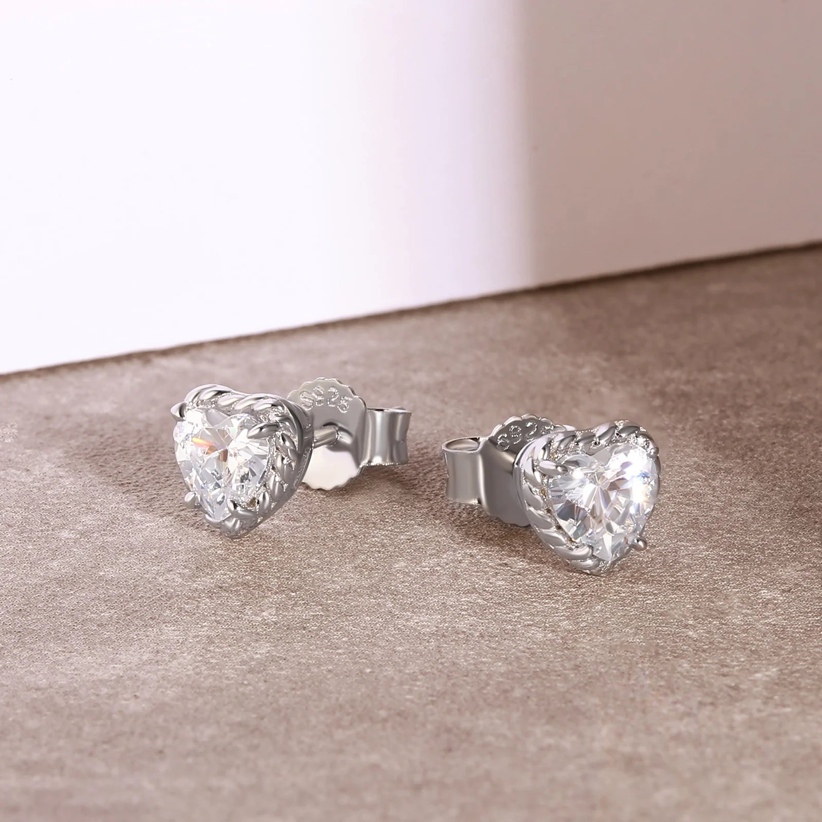 Women's Twisted Heart-shaped Diamond Stud Earrings Earrings